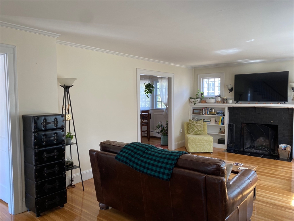 22 Cleveland Rd, Wellesley Hills