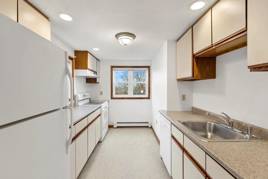 3 Sandpiper Ln, Long Beach