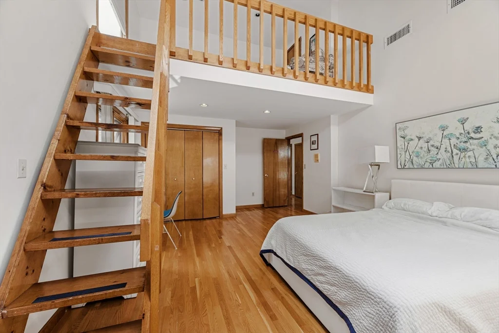 4 Crestview Ln, Milton