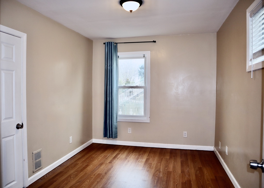 4 Champlain Rd, Salem