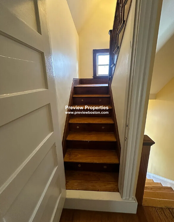 28 Montfern Ave, Oak Square