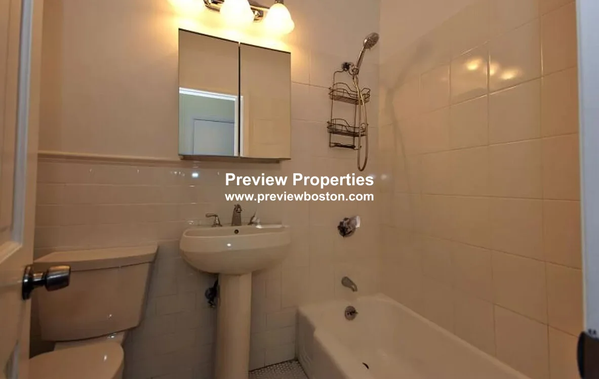 922 Beacon St, Fenway