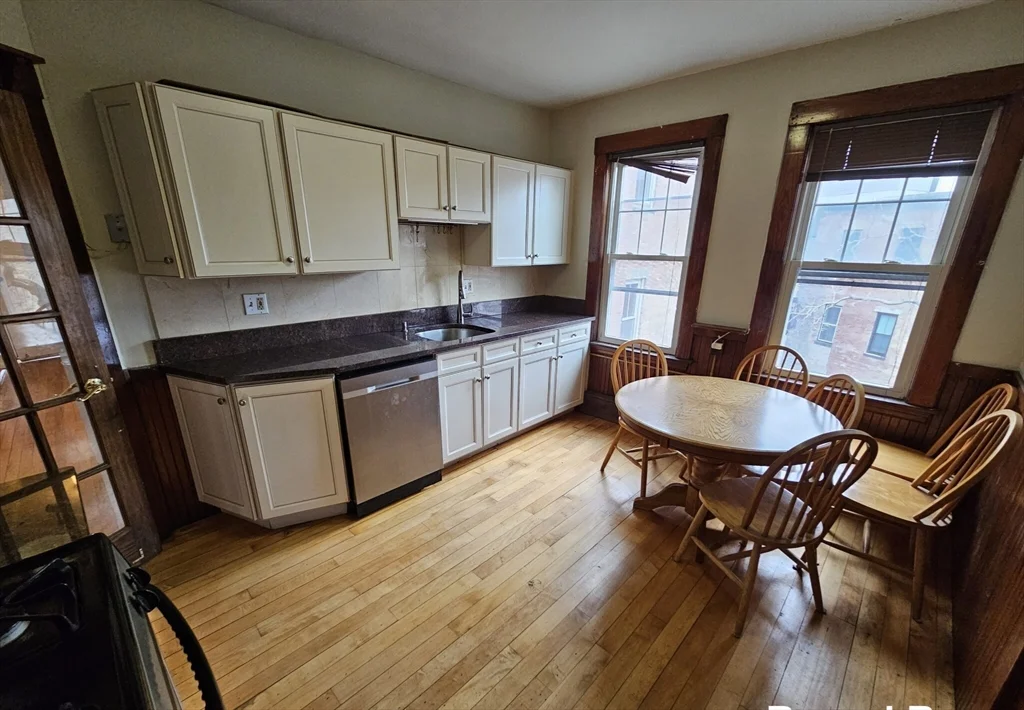 82 Walnut St, High Street Hill