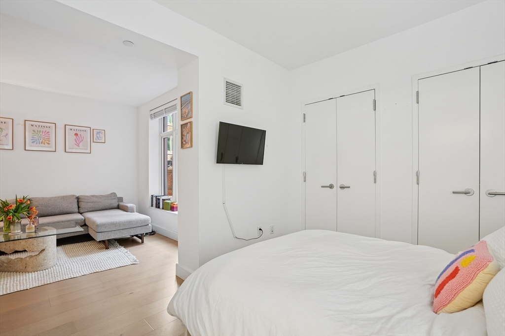 100 Lovejoy Wharf, Waterfront