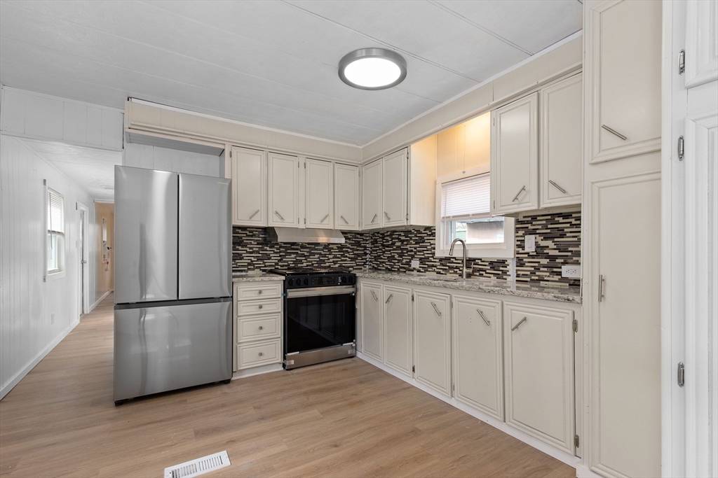 17 Jake Ln, Acushnet