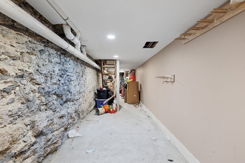 31 Millmont St, Roxbury