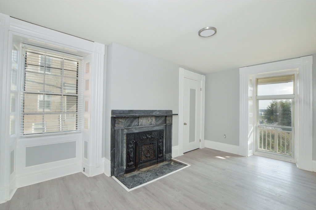 1049 Pleasant St, Center