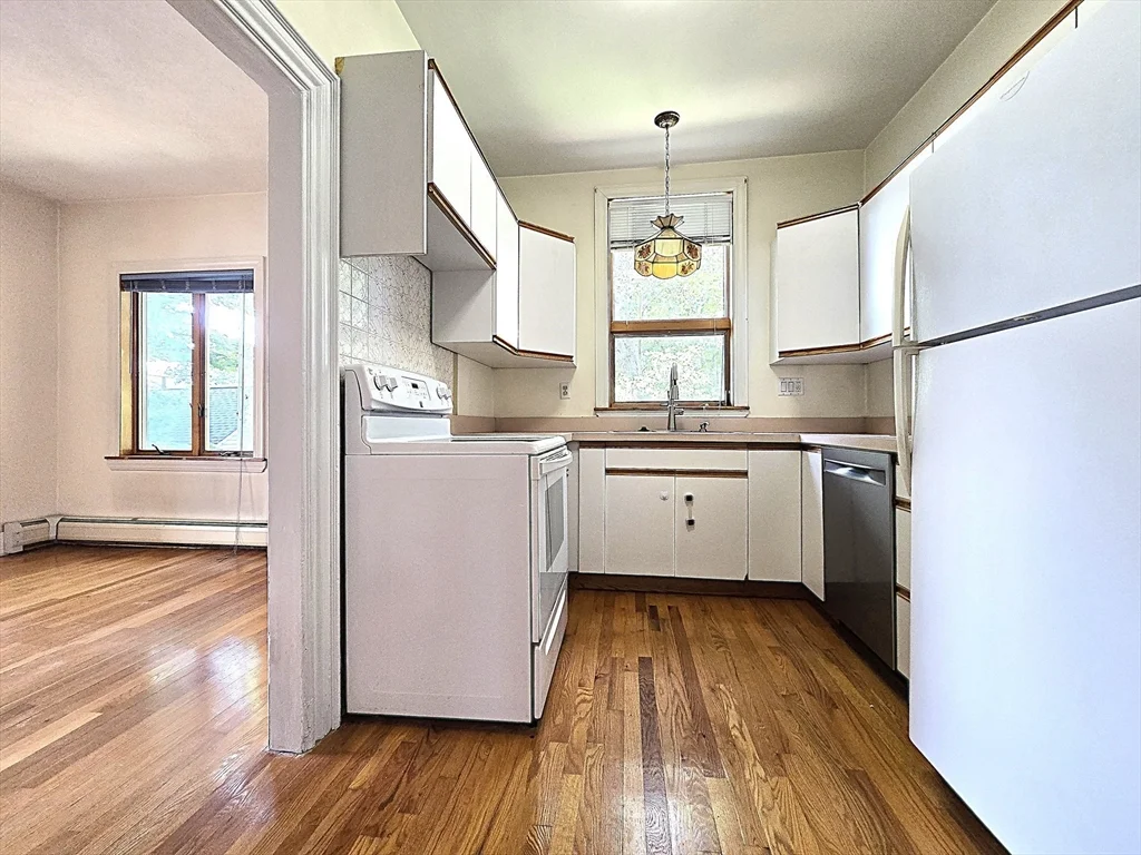 20 Willow St, Newton Center