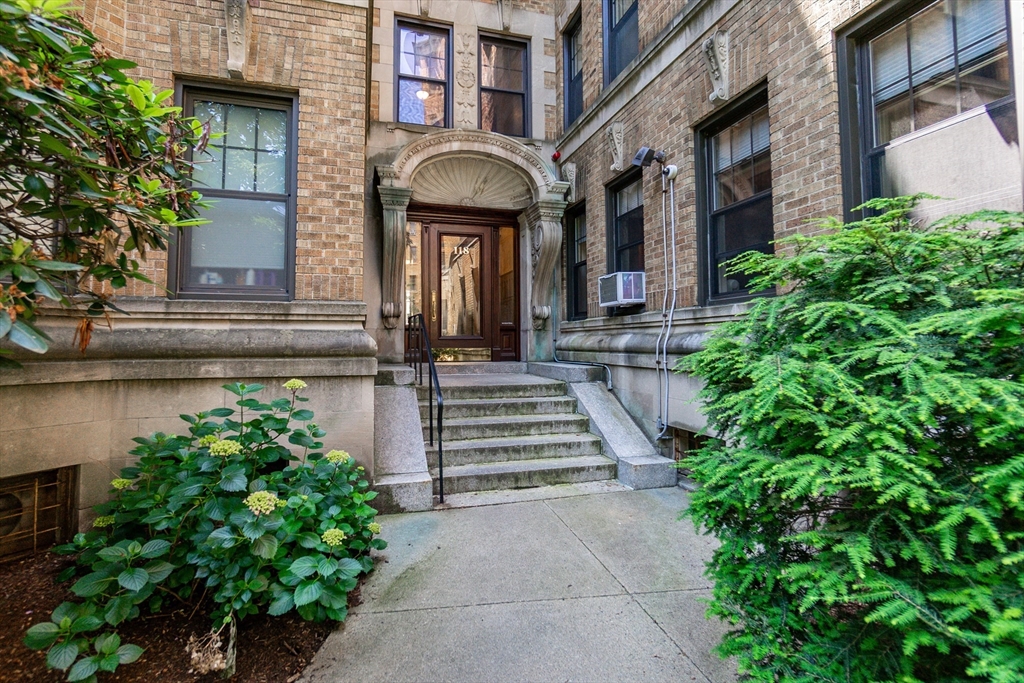 118 Riverway, Fenway