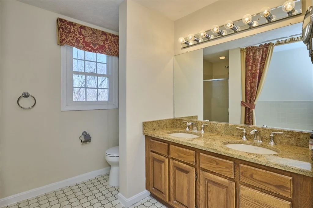 7 Gibbs Valley Path, Framingham