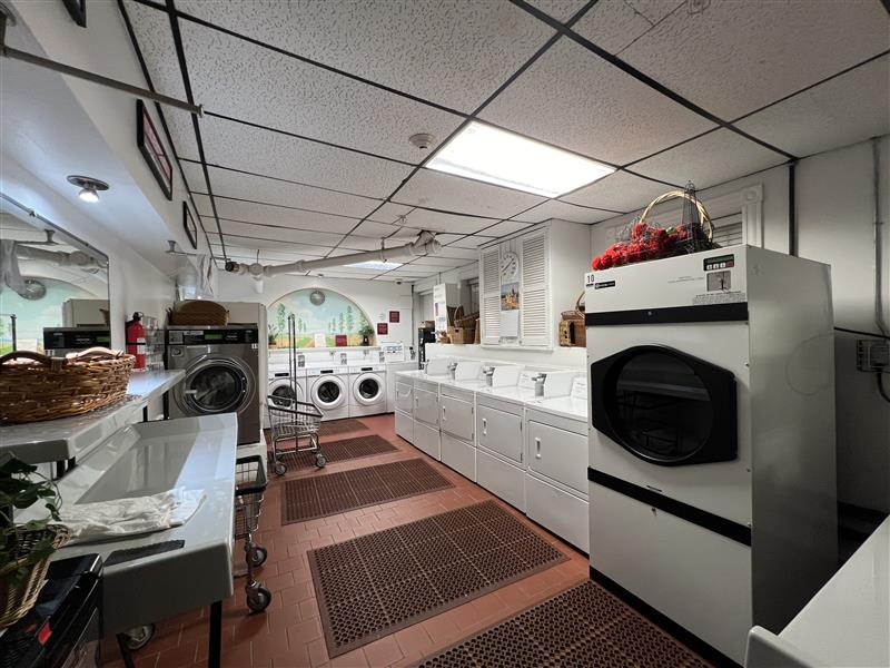 884 Massachusetts Ave, Riverside