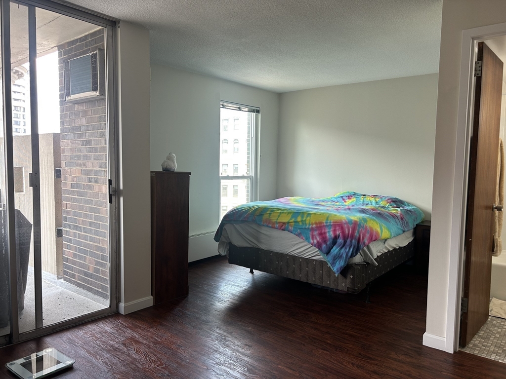 872 Massachusetts Ave, Riverside