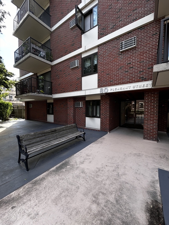 80 Pleasant St, North Brookline