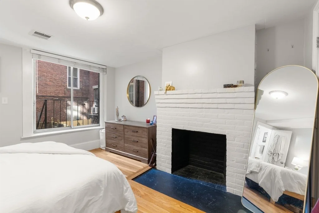 62 West Cedar St, Beacon Hill