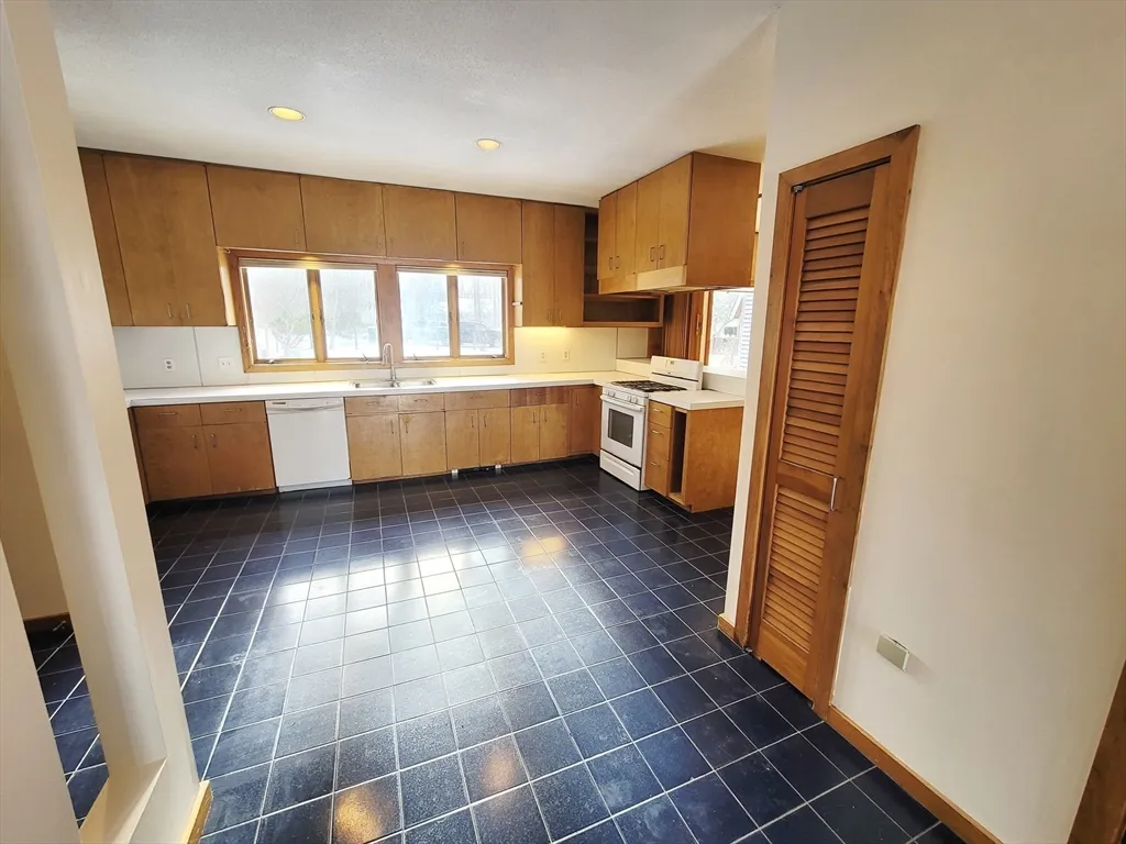 46 Long Hill Rd, Groton