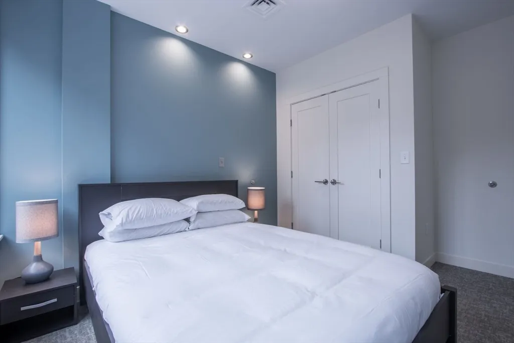 900 Beacon St, Fenway