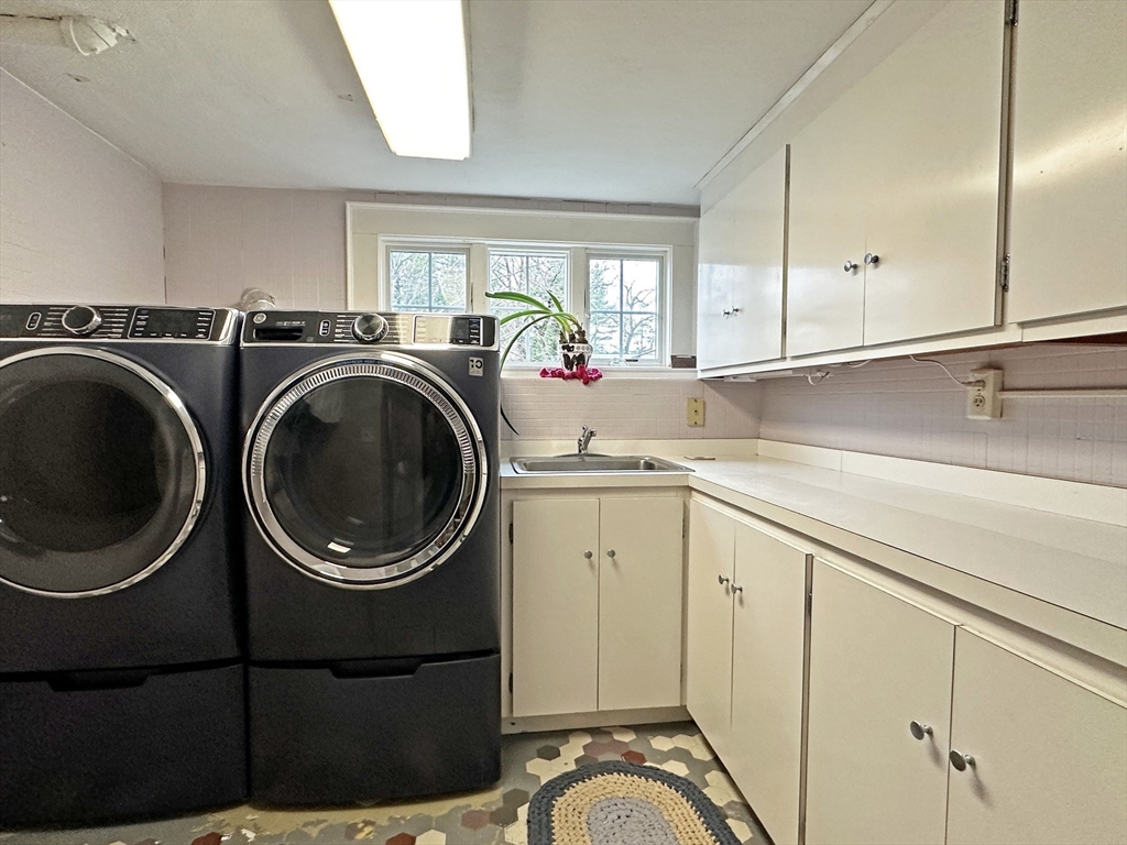 9 Lantern Rd, Belmont