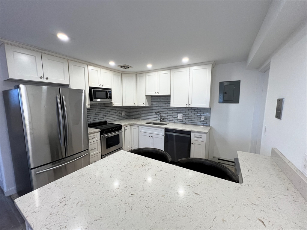 2 Colonial Village Dr, Arlington Heights