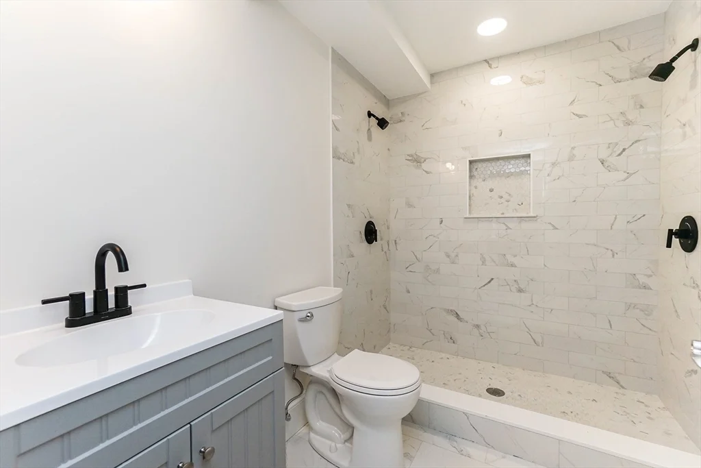 120 W 7th St, South Boston