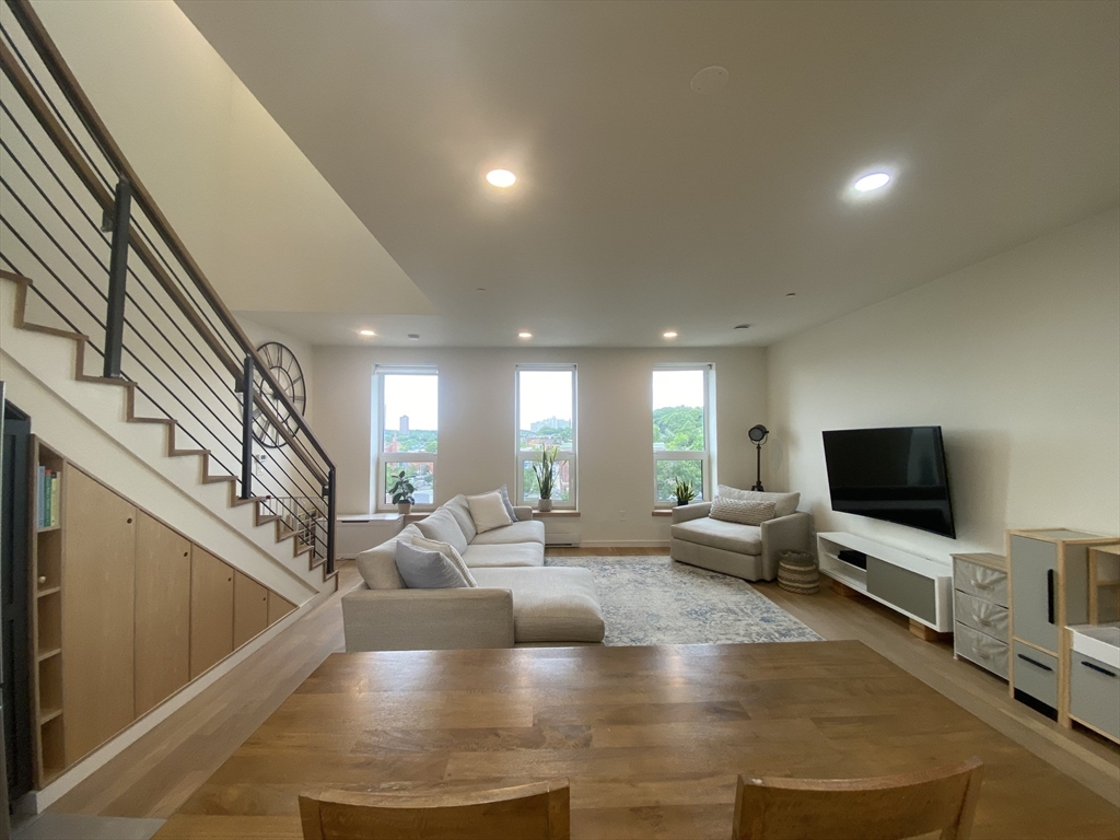 78 Fort Ave, Roxbury