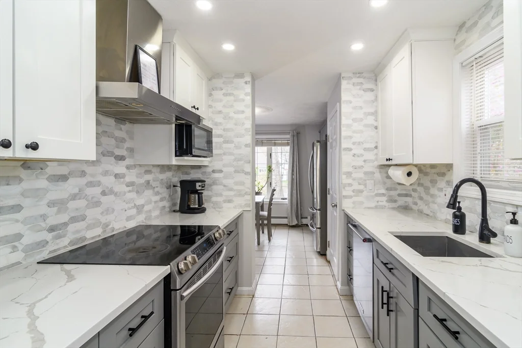 10 Homeward Ln, Natick