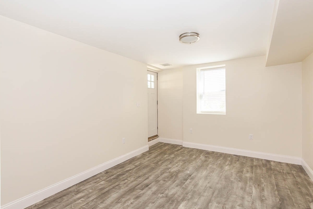 77 Rock Glen, Medford