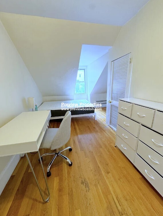 216 Freeman St, North Brookline