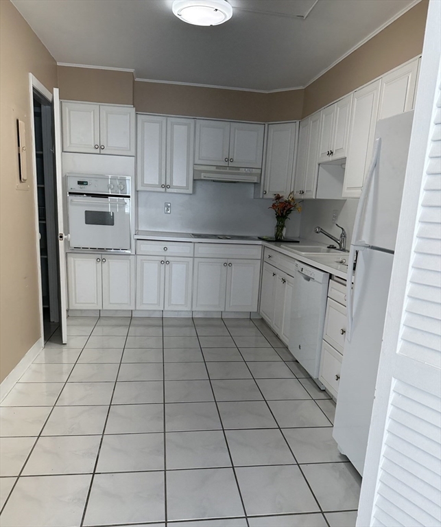 20 Hammond Pond Pkwy, Chestnut Hill