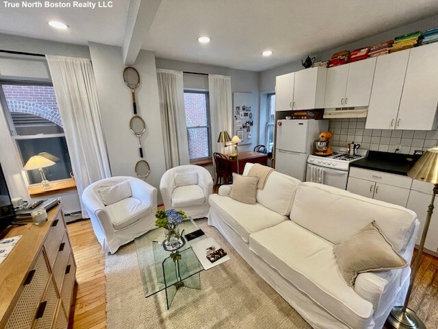 15 Thacher Ct, North End