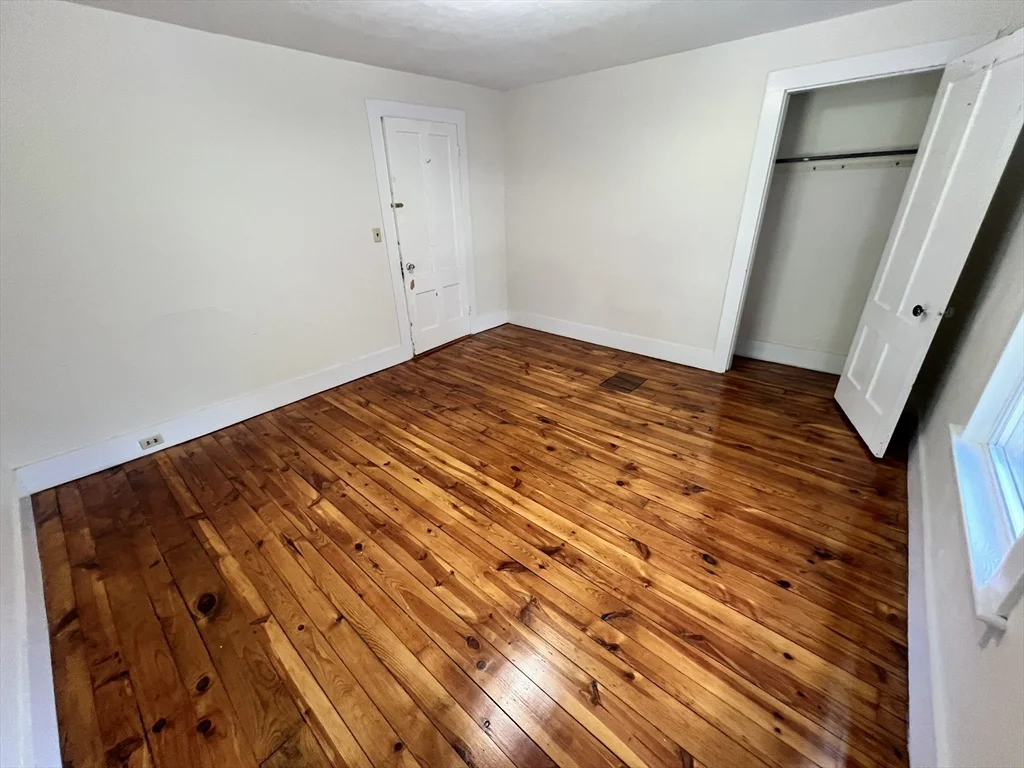 986 South East St, Amherst