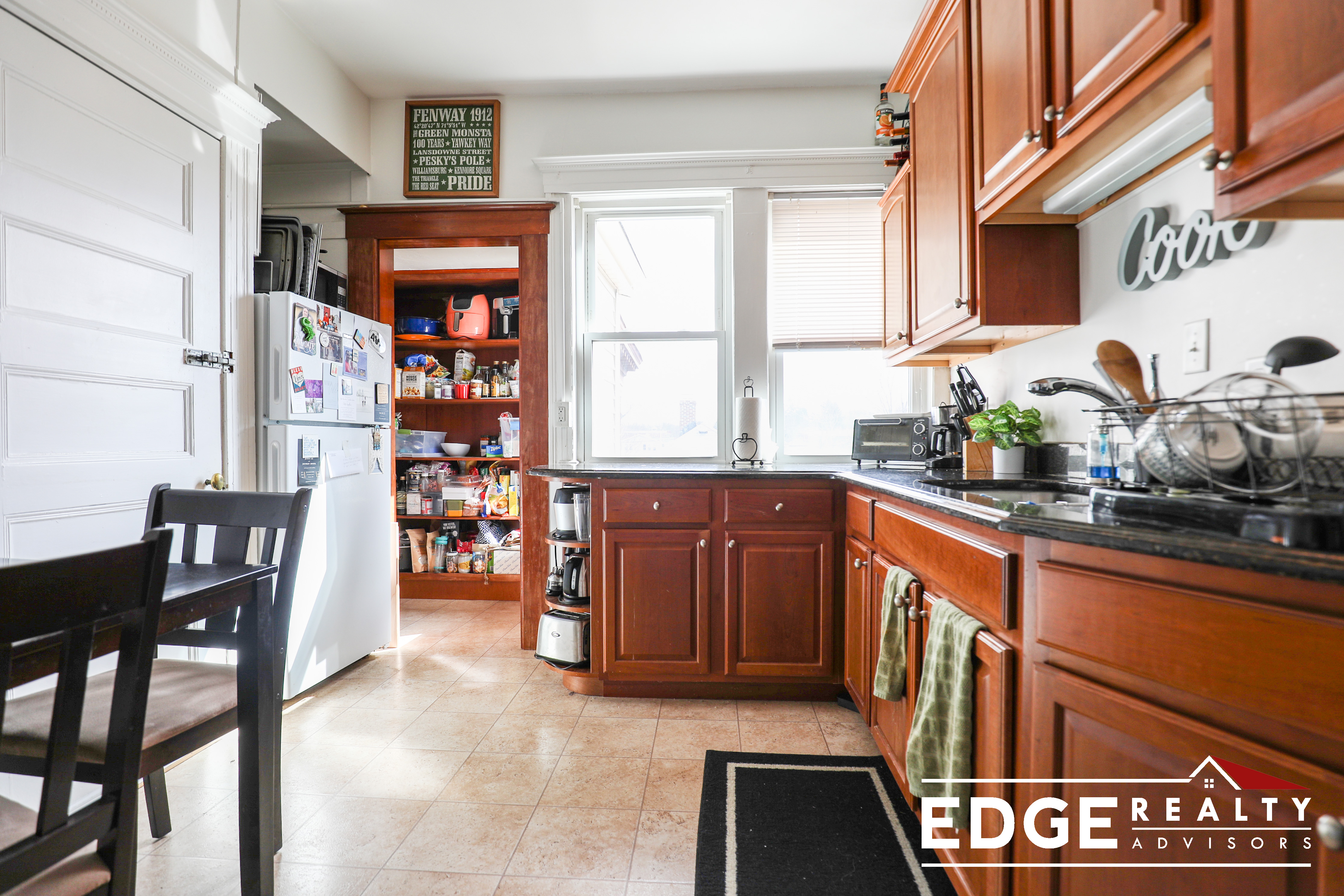 3 bed, 1 bath apartment for rent at 69 Oak Square Ave Unit 3, Brighton — photo 2 of 11