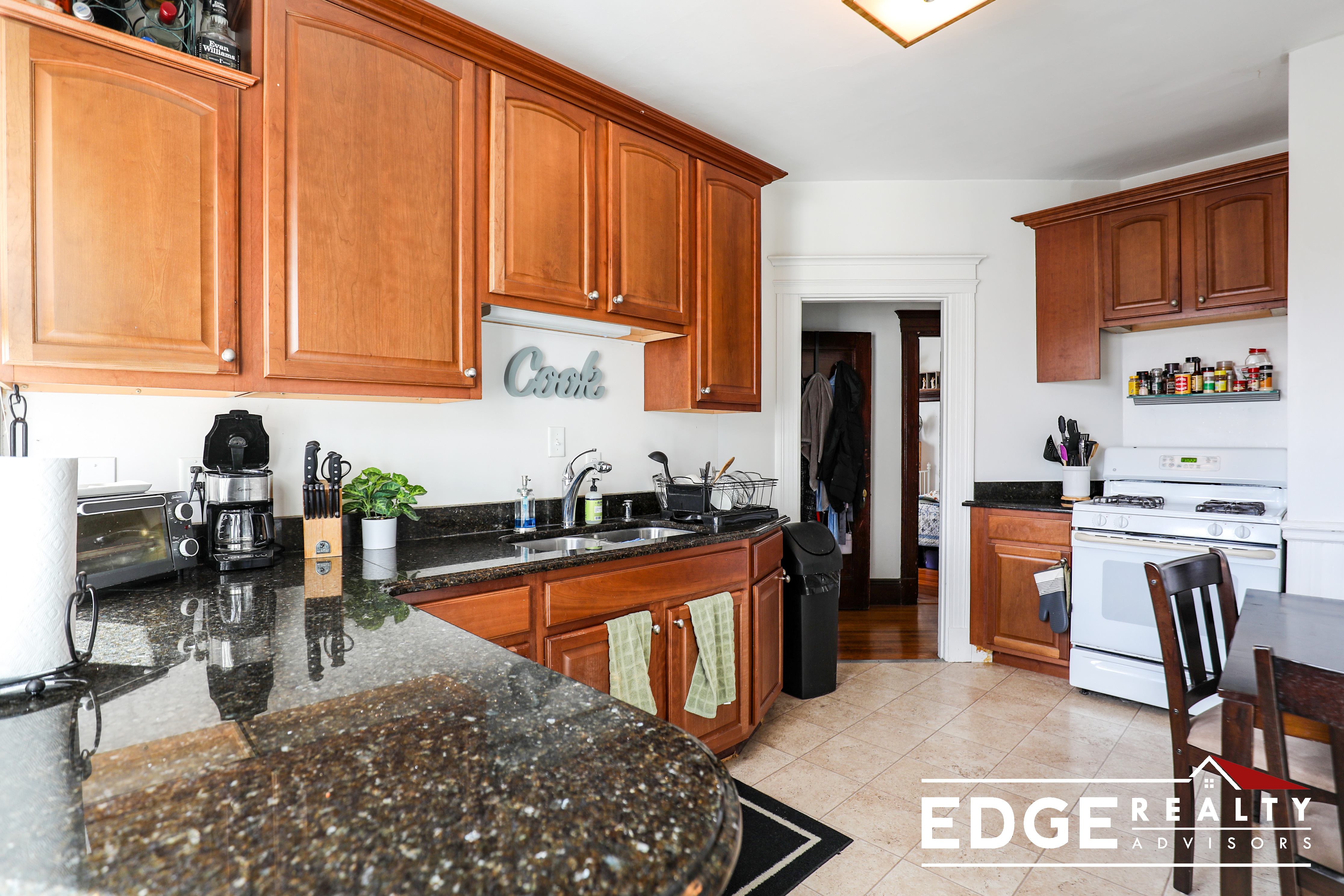 3 bed, 1 bath apartment for rent at 69 Oak Square Ave Unit 3, Brighton — photo 3 of 11