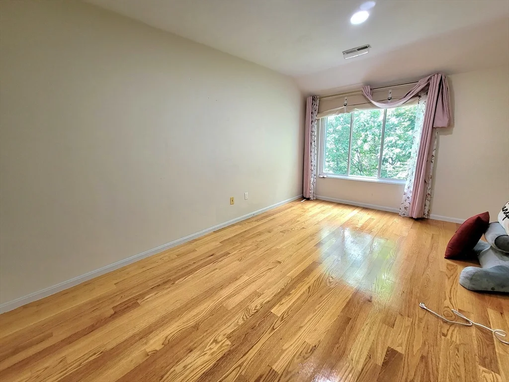 391 Hyde Park Ave, Jamaica Plain
