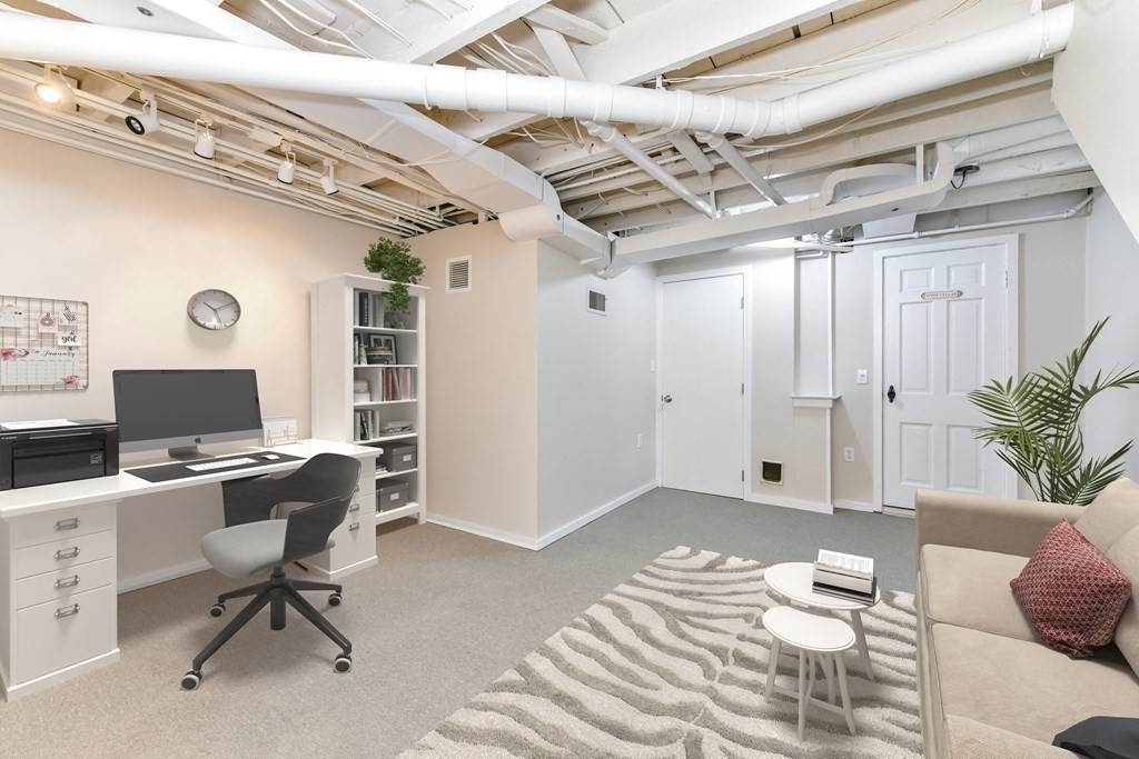 4 Spruce Rd, Precinct One/Upper Dedham