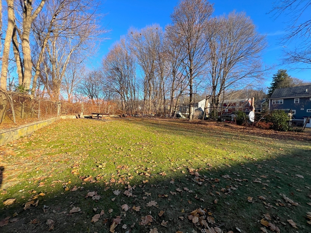 2 Colonial Village Dr, Arlington Heights