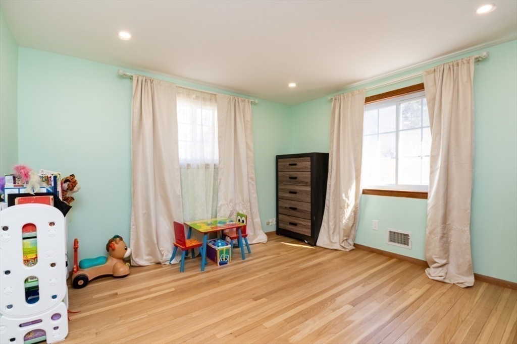 22 Livoli Rd, Framingham