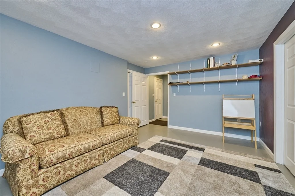 27 Cranberry Ln, Burlington