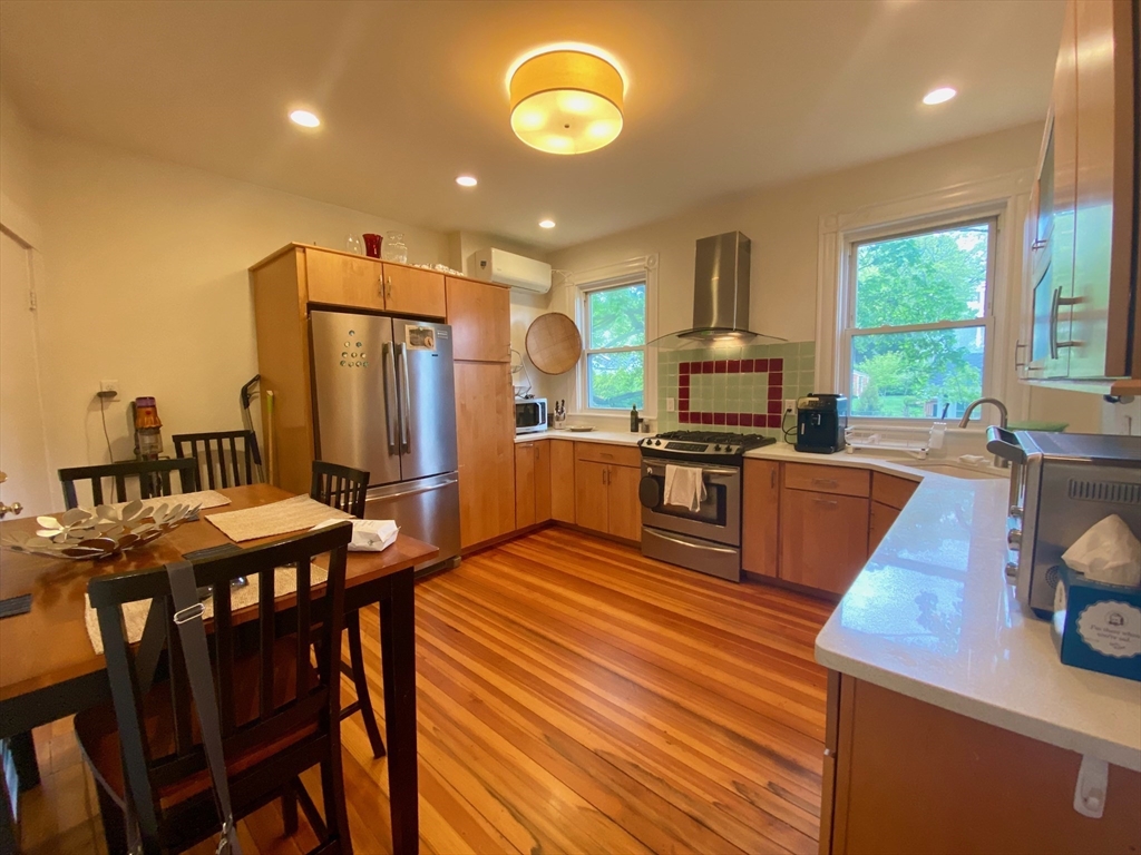 90 Robbins Rd, Arlington Heights