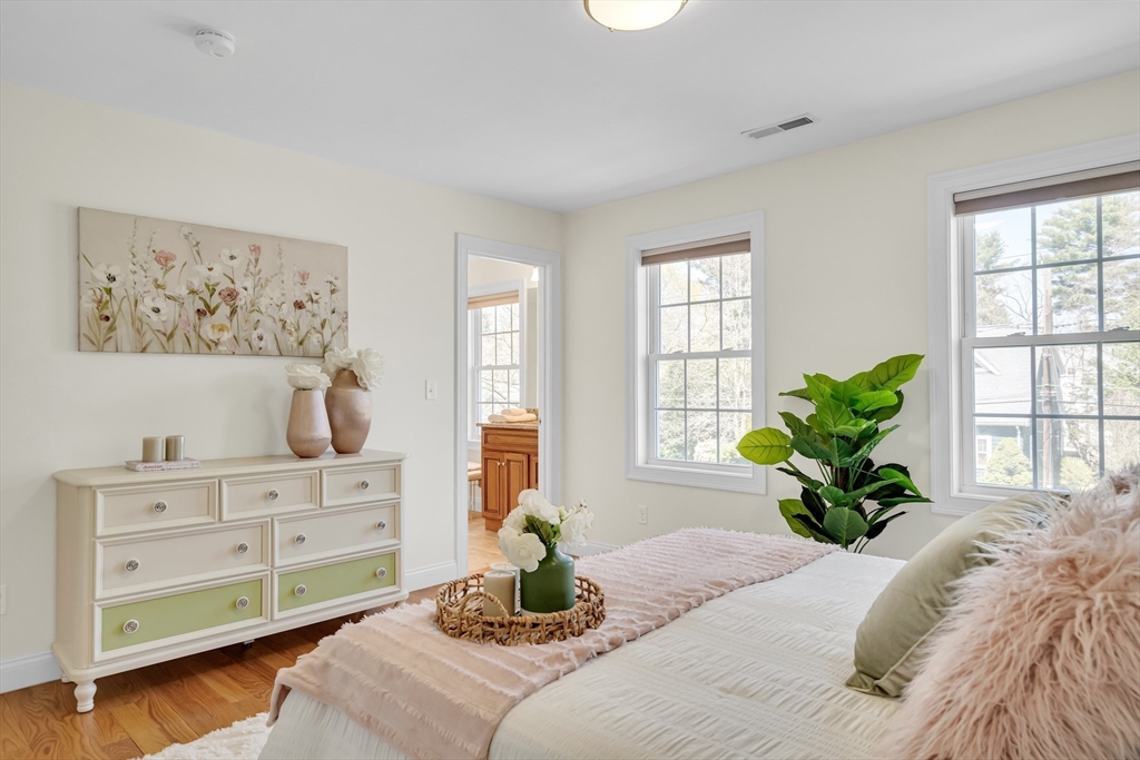 19 Bryn Mawr Rd, Wellesley