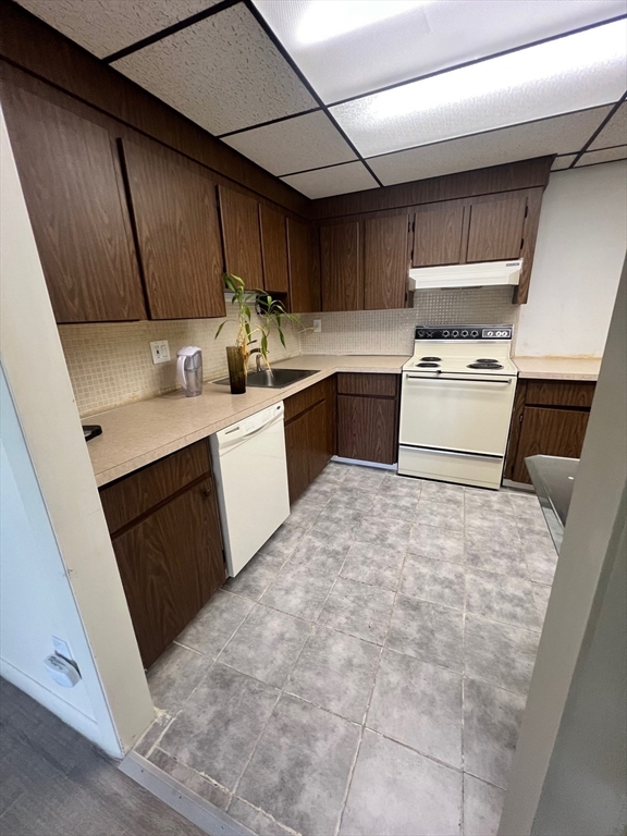 32 Pleasant Dr, Stoughton