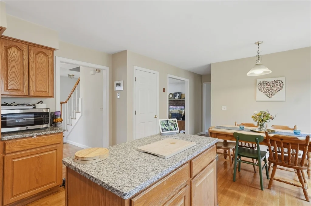 11 Roseanna Park Dr, Waltham
