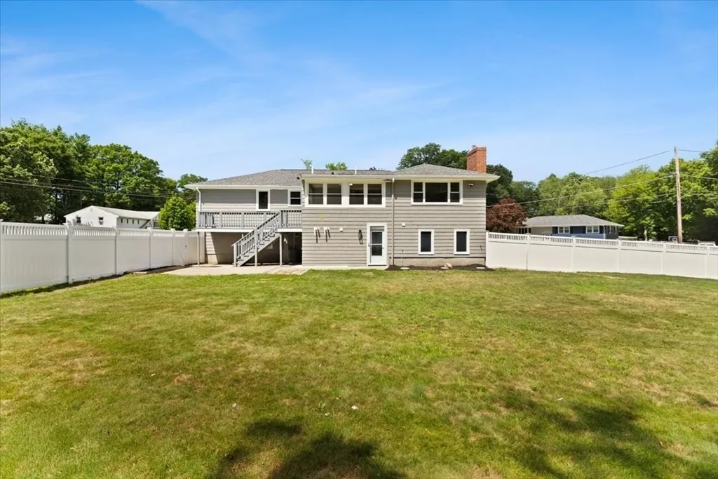 19 Coach Ln, Norwood