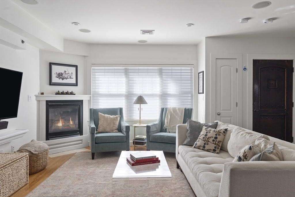 33 Middle St, South Boston