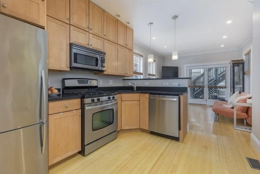 3 Leeds St, South Boston