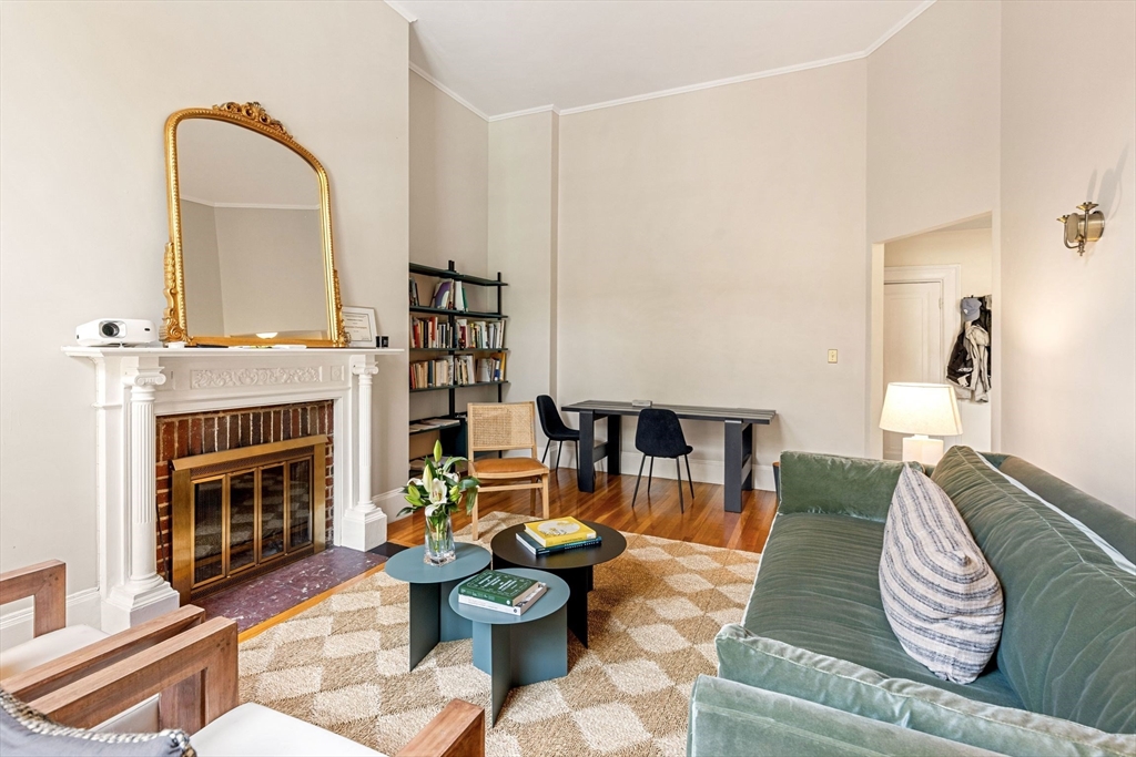 207 Commonwealth Ave, Back Bay