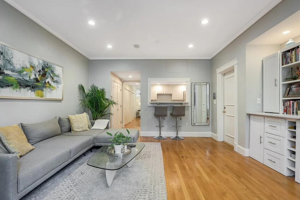 381 Marlborough St, Back Bay