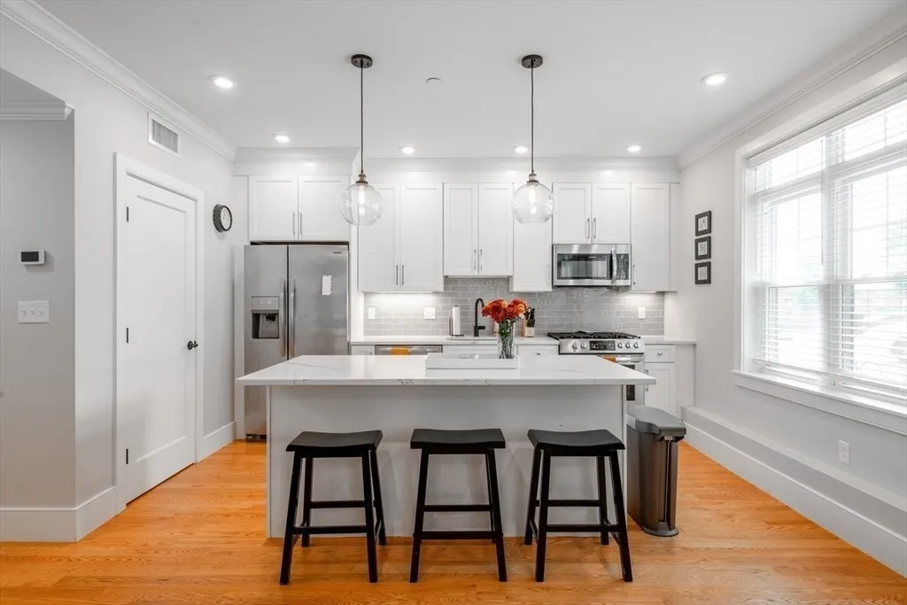 315 College Farm Rd, Waltham