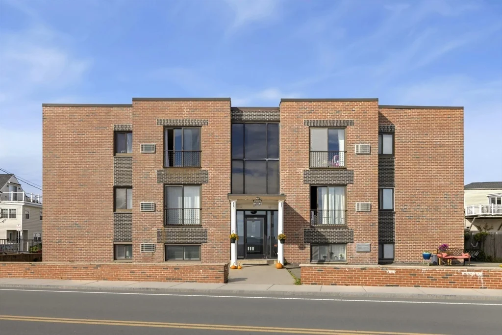 222 Winthrop Shore Dr, Winthrop