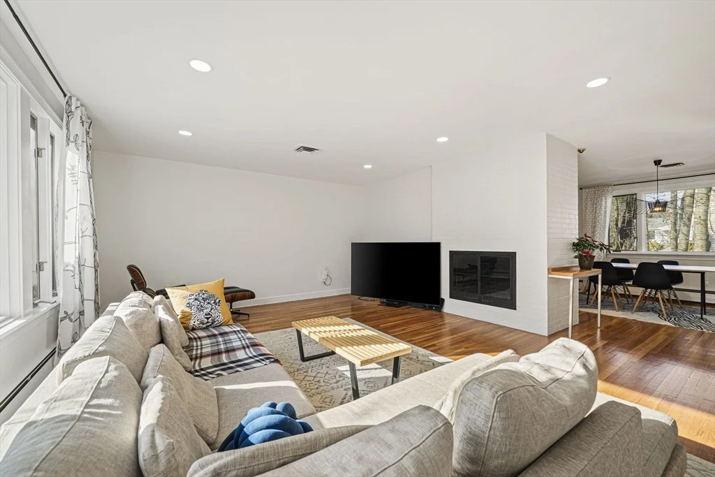 66 Roosevelt Rd, Newton