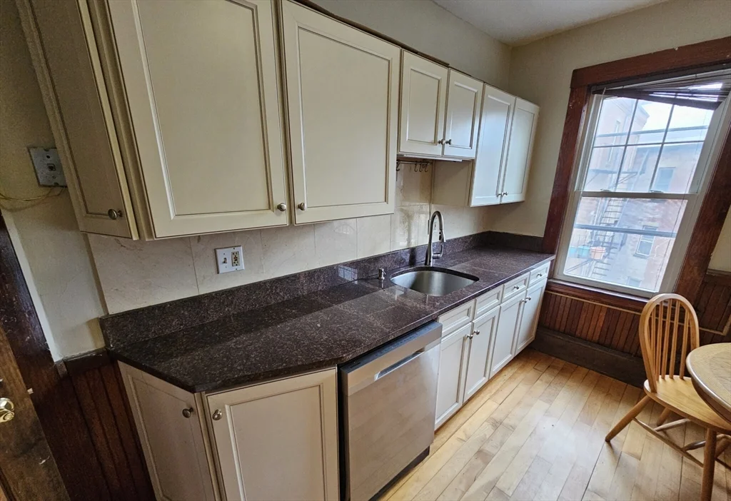 82 Walnut St, High Street Hill